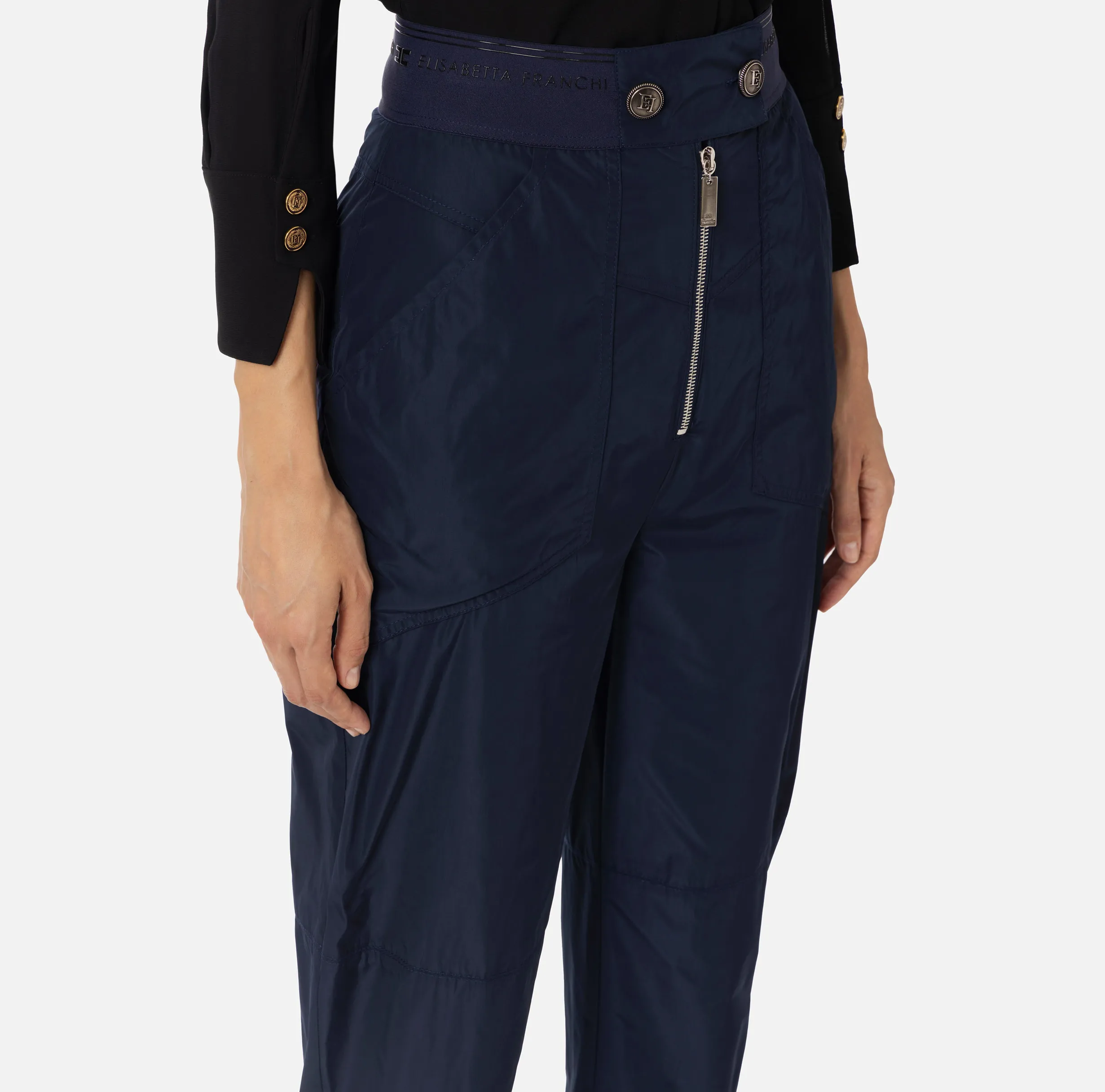 Pantalone boyfriend in nylon tecnico con elastico logato