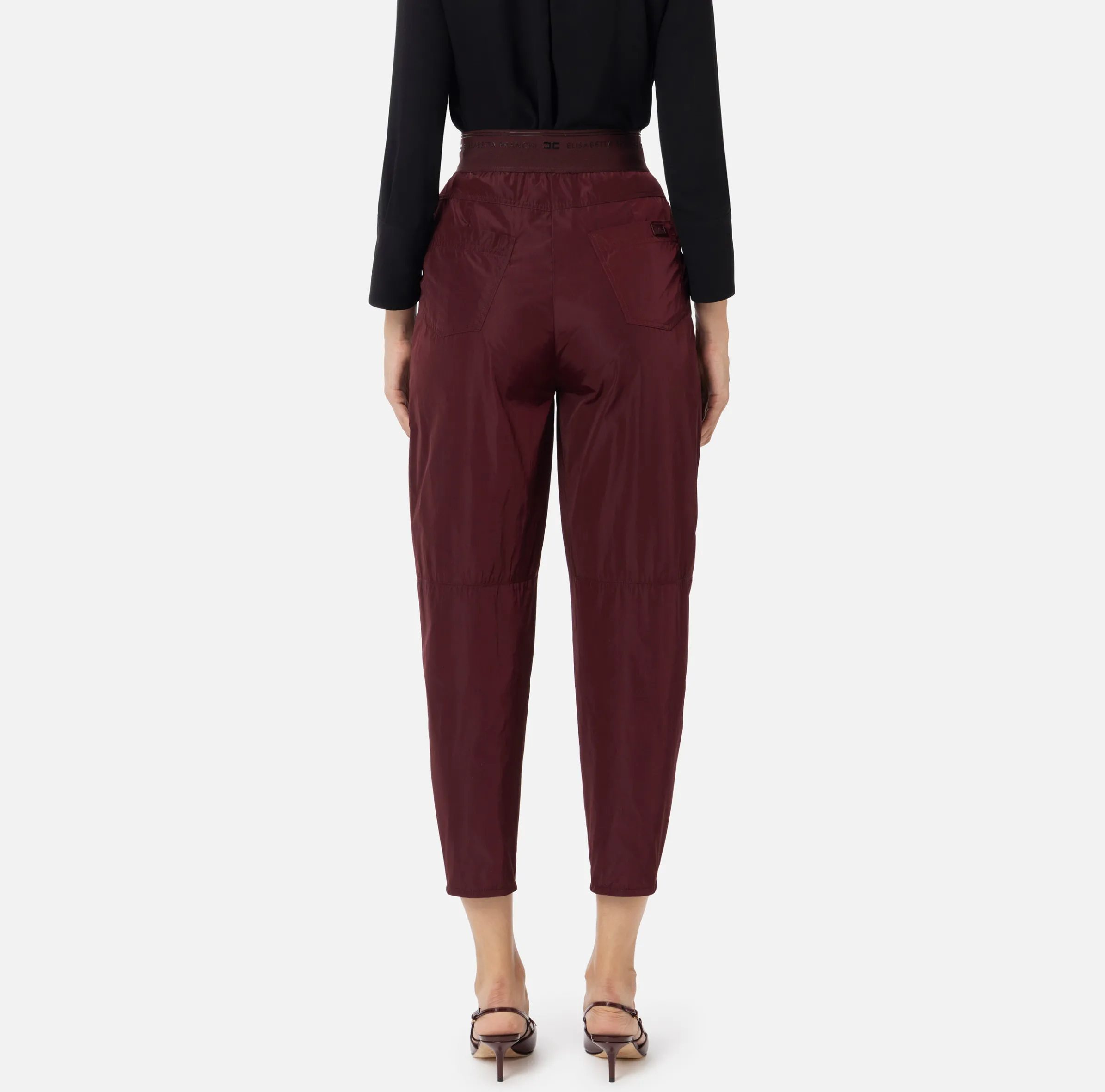 Pantalone boyfriend in nylon tecnico con elastico logato