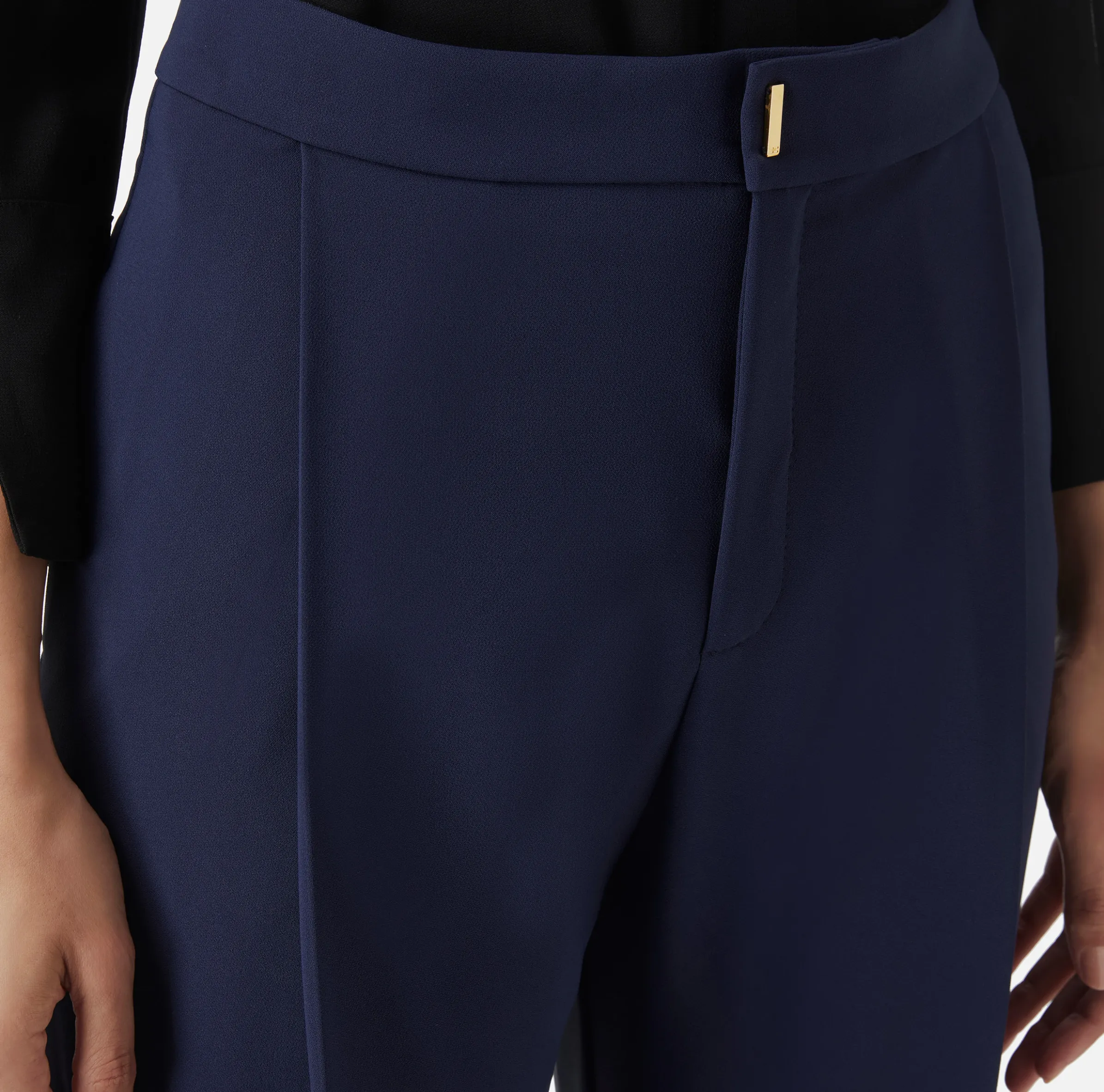 Pantalone cropped in crêpe con pinces