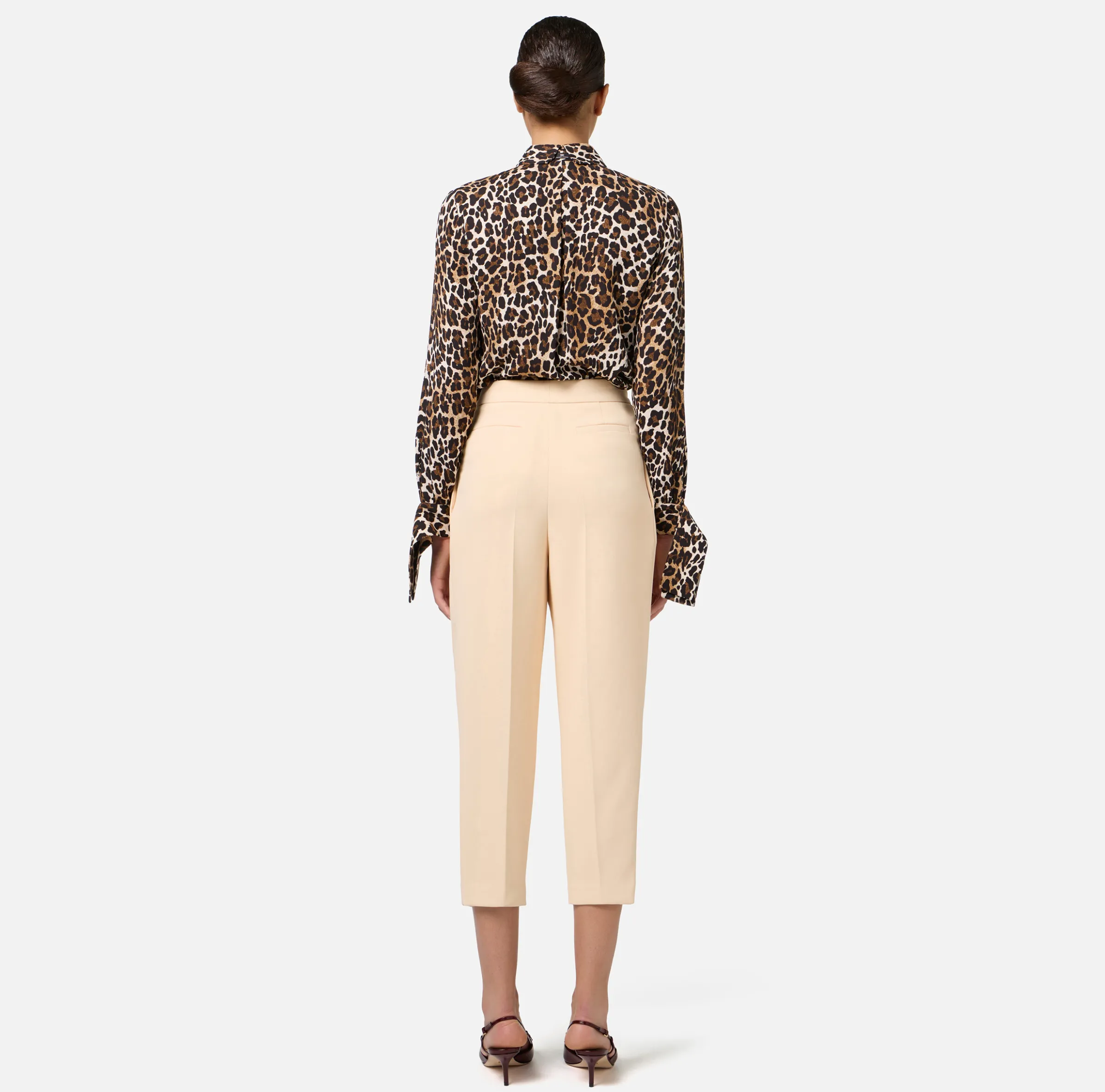 Pantalone cropped in crêpe con pinces