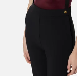 Pantalone dritto in crêpe stretch con rivetto logo