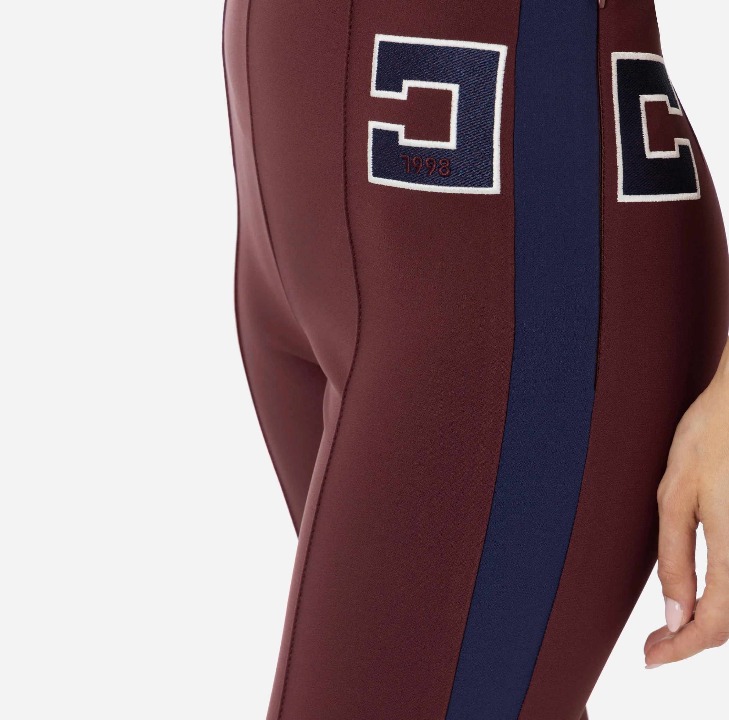 Pantalone dritto in crêpe stretch con bande e ricamo logo