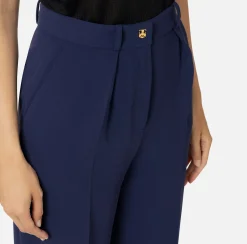 Pantalone dritto in crêpe fermo con rivetto stemma