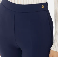 Pantalone dritto in crêpe stretch con rivetto logo