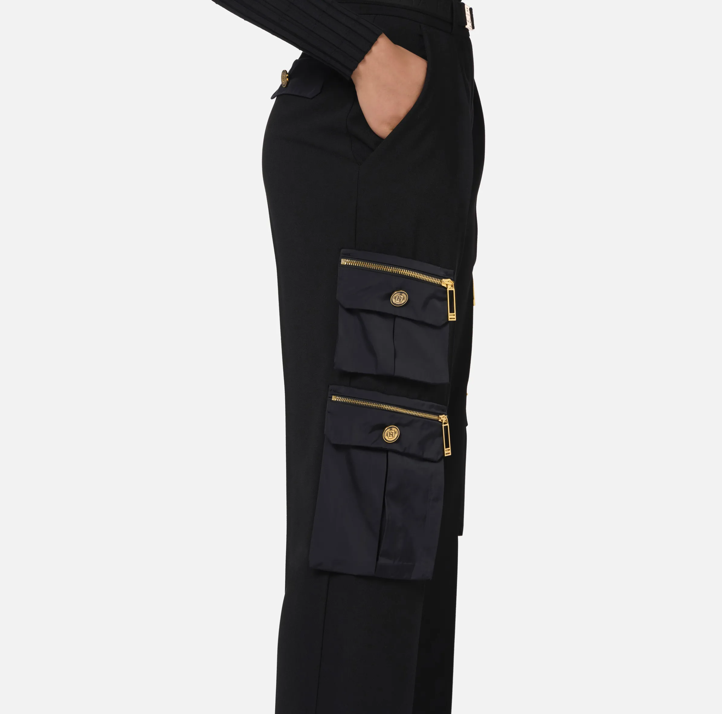 Pantalone dritto in crêpe con tasche e cintura