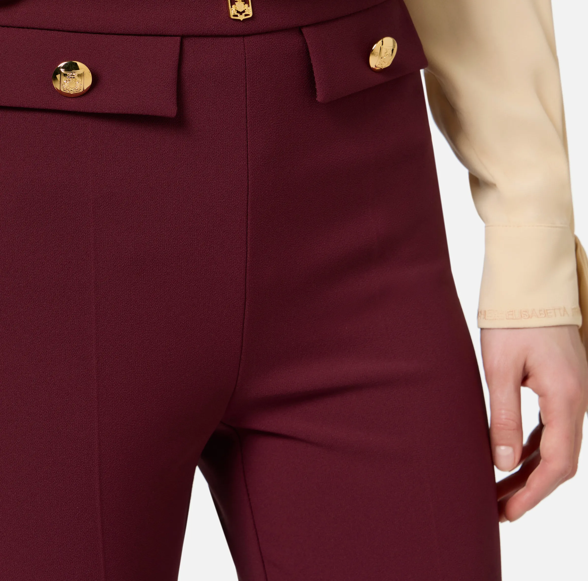 Pantalone dritto in crêpe stretch con rivetto logo
