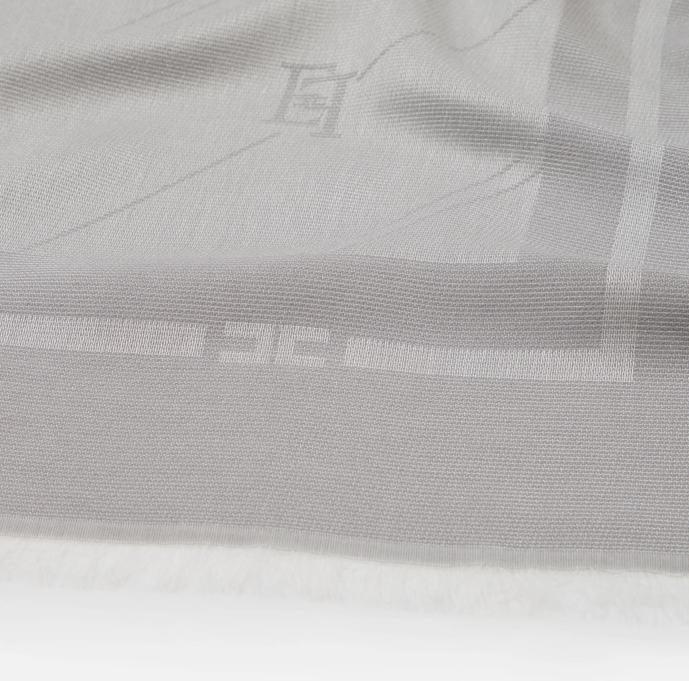 Pashmina in jacquard lurex con pattern righe diagonali e logo