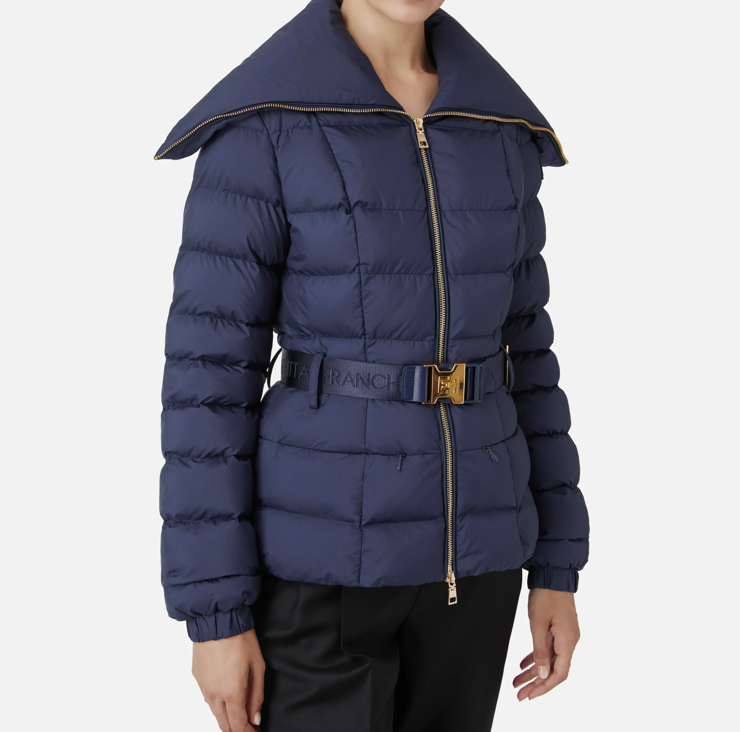 Piumino corto in nylon con ampio collo