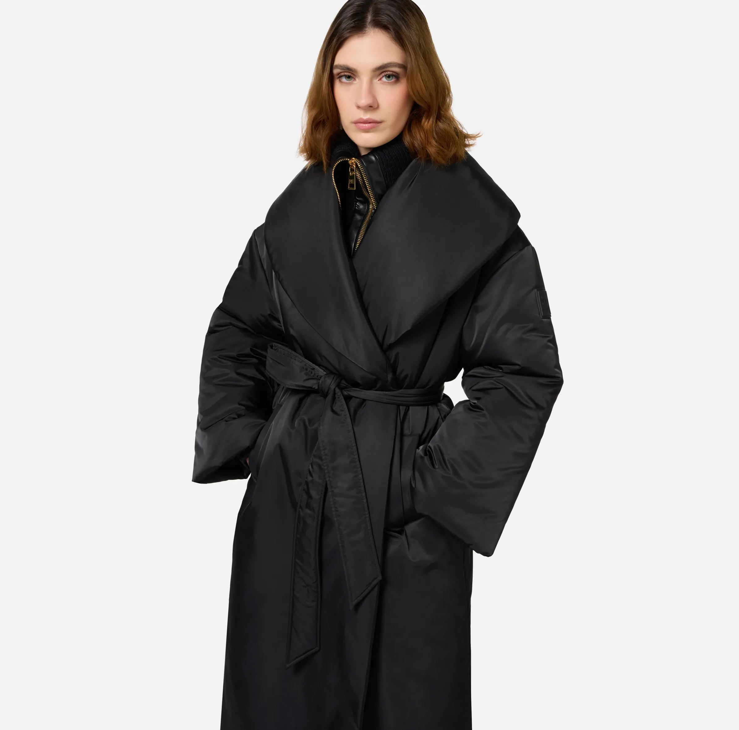 Piumino lungo in nylon satin con ampio collo