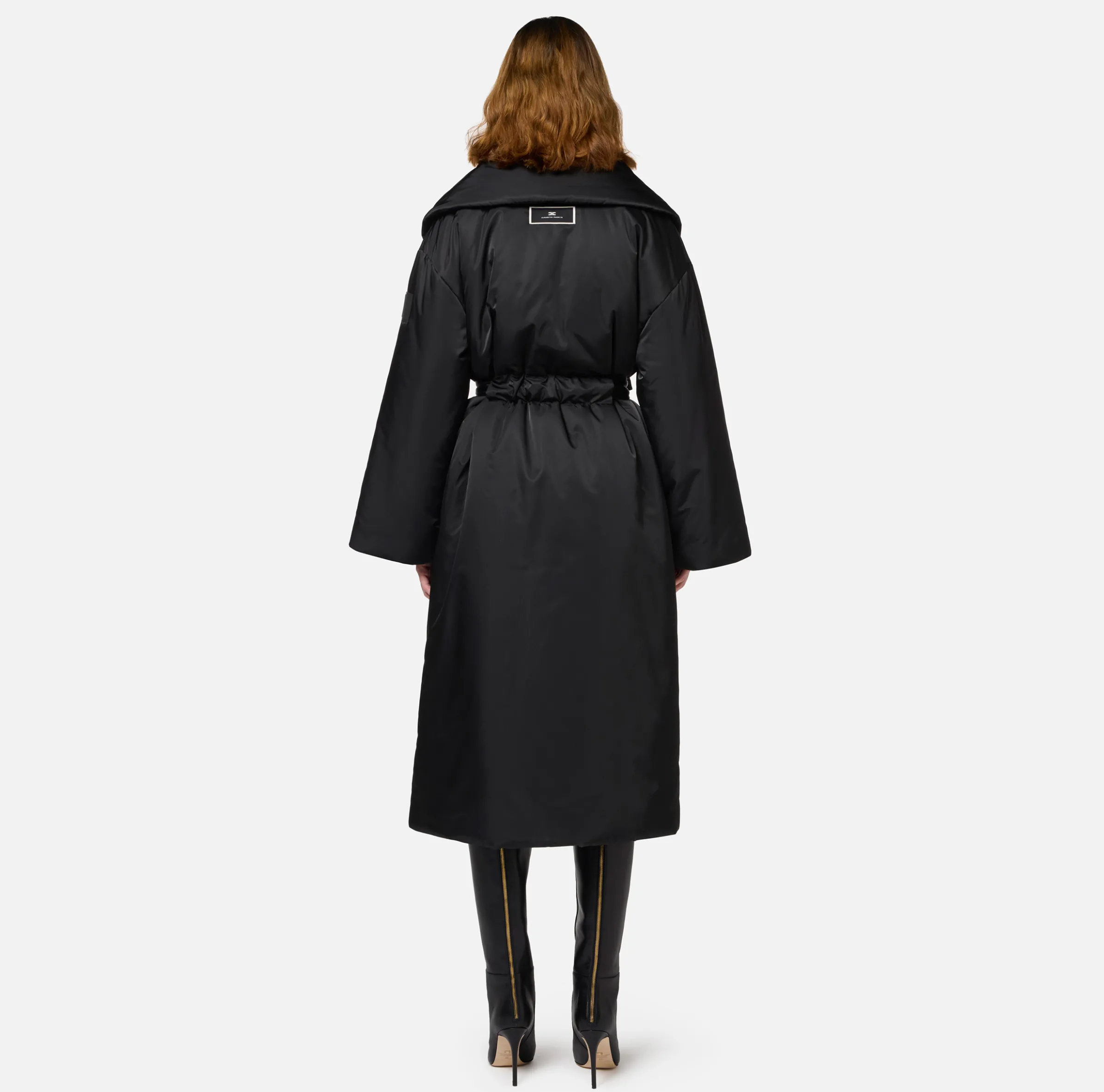 Piumino lungo in nylon satin con ampio collo