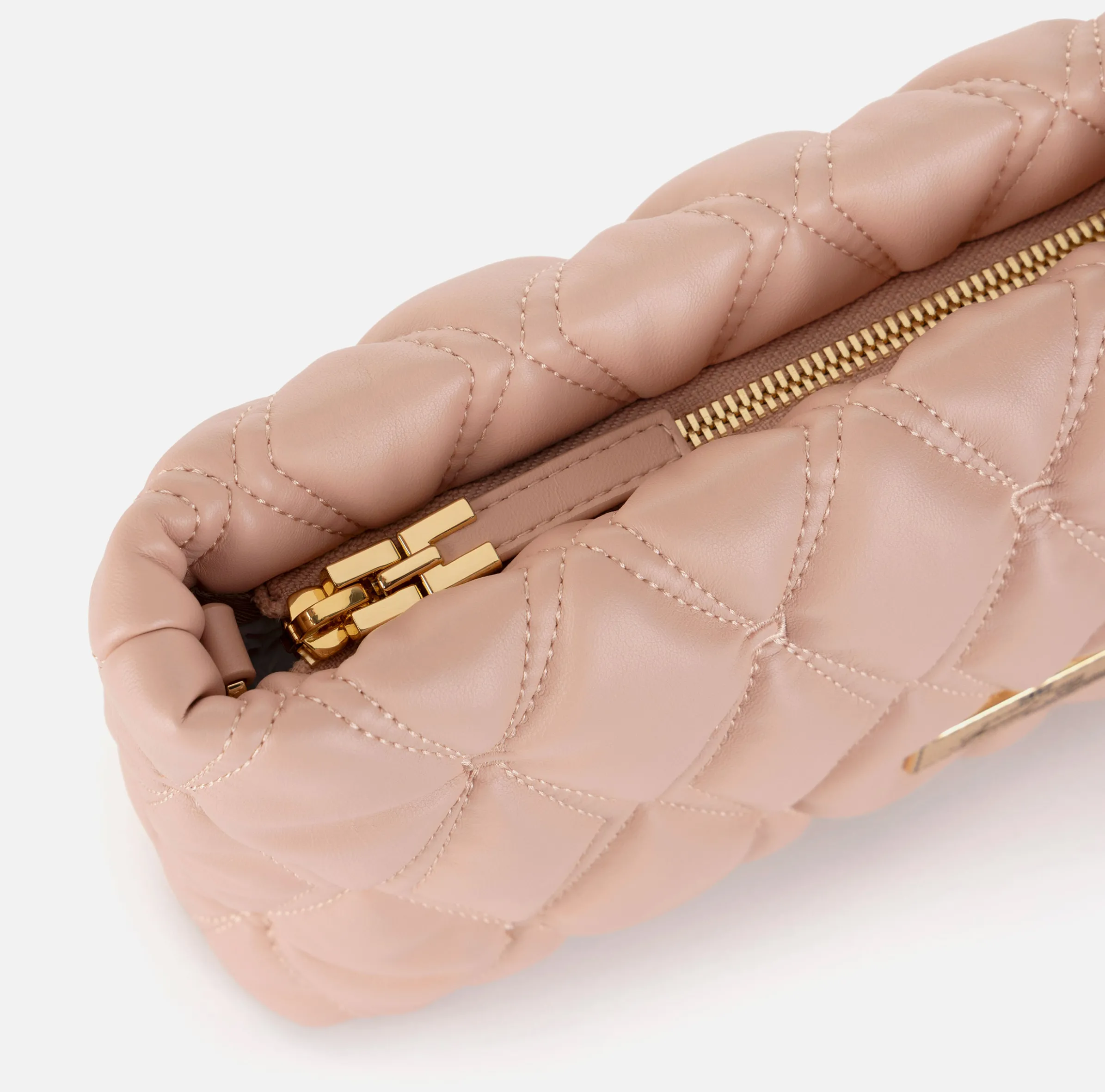 Pochette in tessuto embossed con tracolla in catena