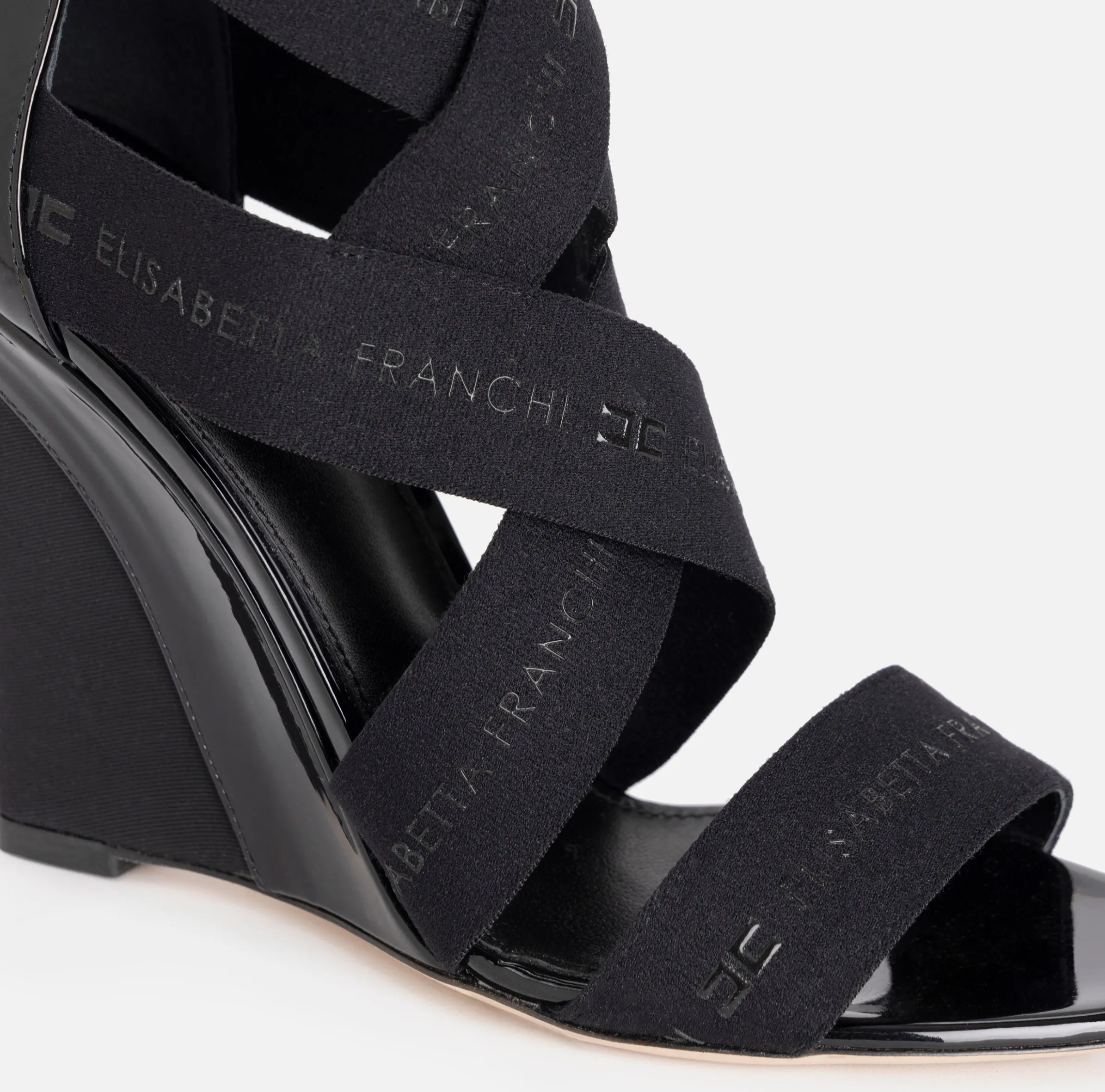 Sandalo in pelle con zeppa e elastici jacquard