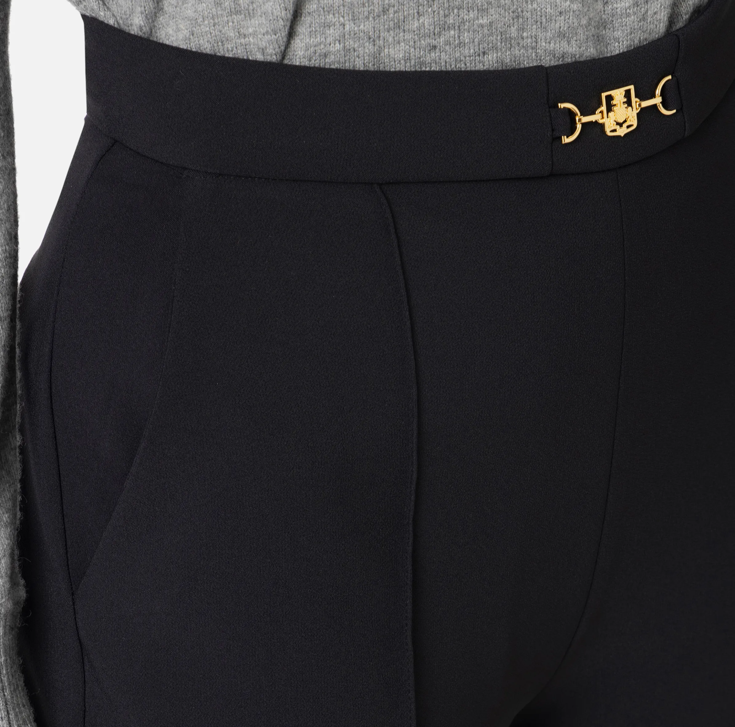 Shorts in crêpe stretch con morsetto