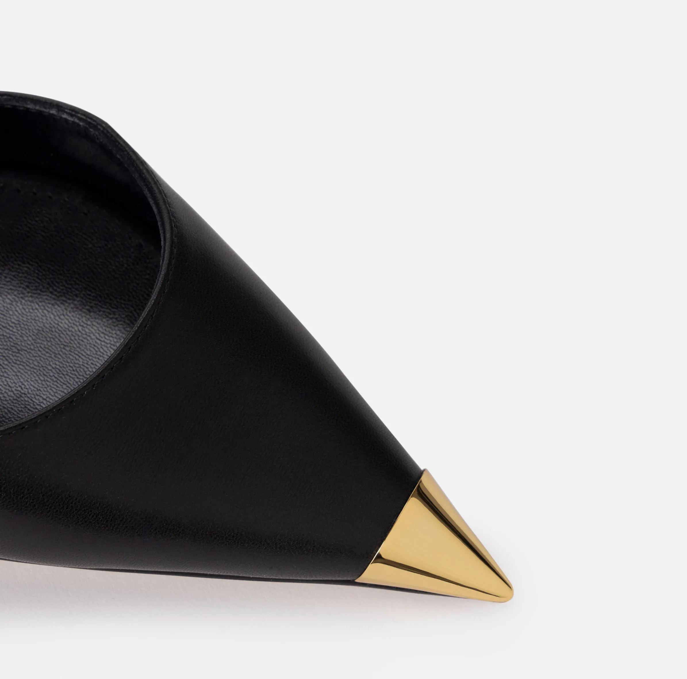 Slingback in nappa con puntalino in metallo