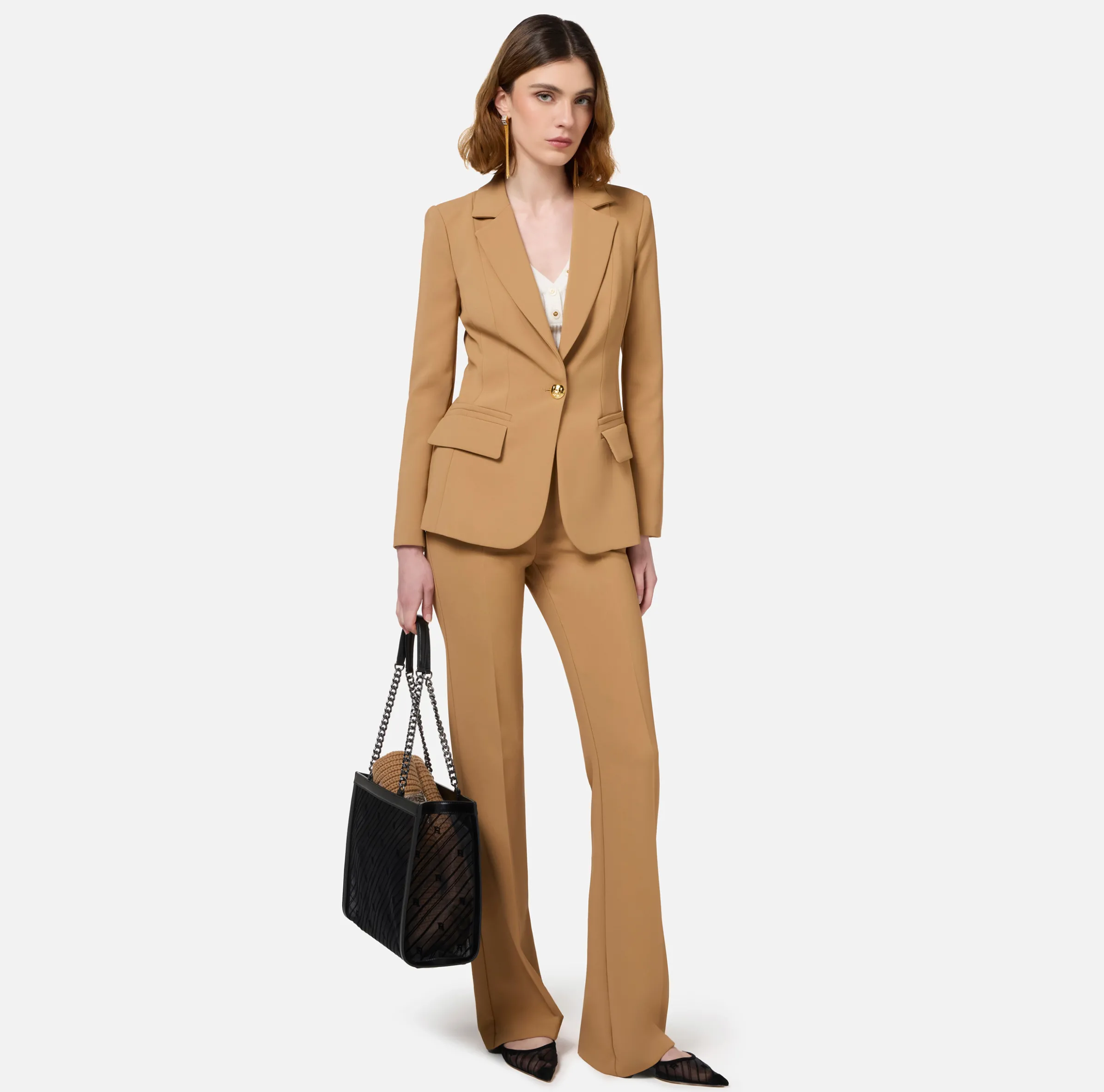 Tailleur in crêpe stretch con giacca sfiancata e pantalone dritto