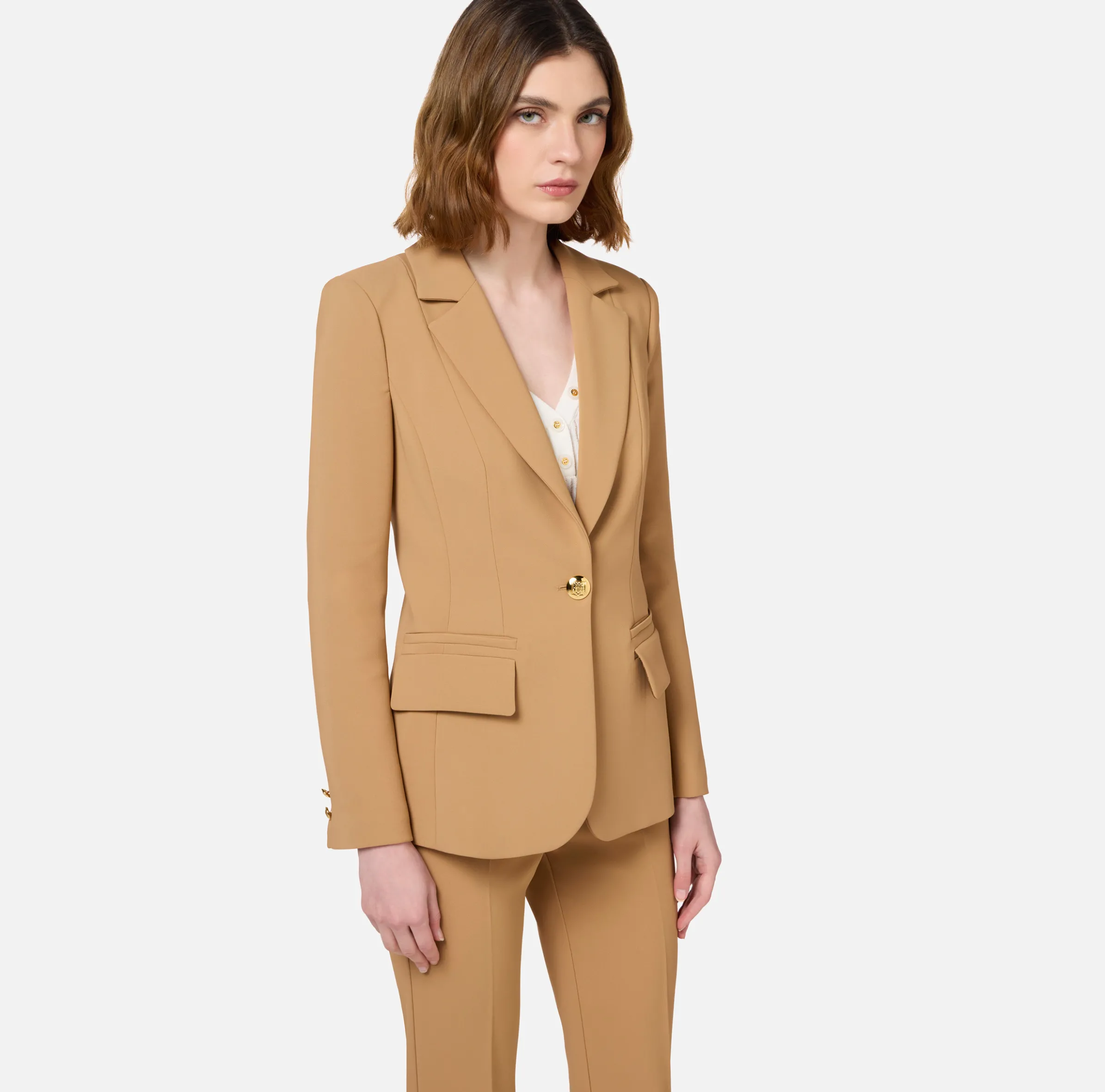 Tailleur in crêpe stretch con giacca sfiancata e pantalone dritto