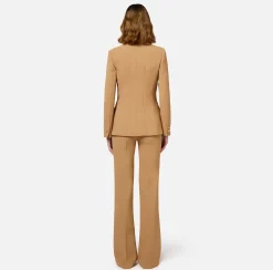Tailleur in crêpe stretch con giacca sfiancata e pantalone dritto