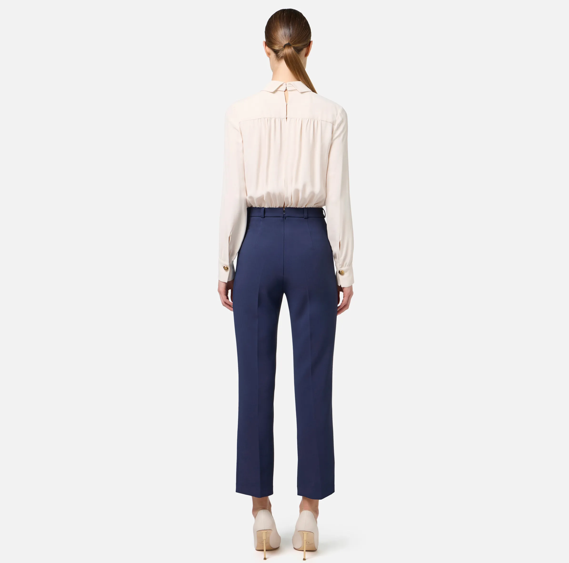 Tuta in crêpe stretch con fiocco
