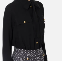 Tuta in crêpe stretch stampa rombo con fiocco