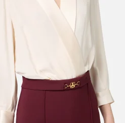 Tuta in viscosa con camicia incrociata e pantalone svasato con morsetto